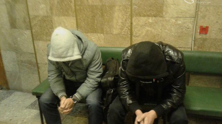 В избиркоме Мариуполя задержали двух парней в спортивной одежде
