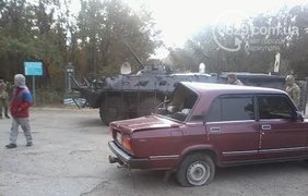 На Донбассе БТР протаранил легковую машину