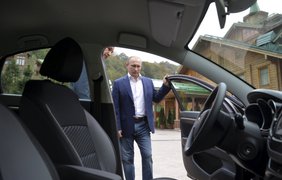 Путин опровобовал новое творение российского автопрома. Фото kremlin.ru