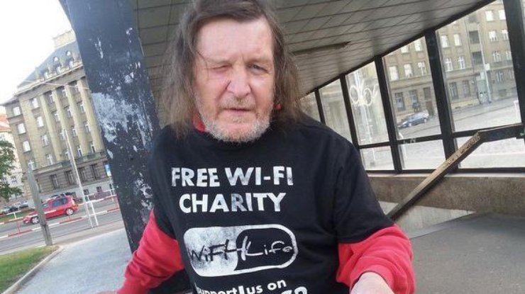 Бездомные носят с собой Wi-Fi роутеры (Prague Post)