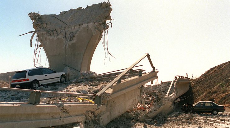 Последствия землетрясения, произошедшего в Лос-Анджелесе в 1994 году. Фото: Theatlantic