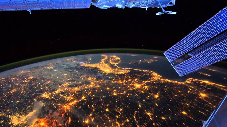 Так выглядит Земля с космоса ночью (фото из архива NASA)