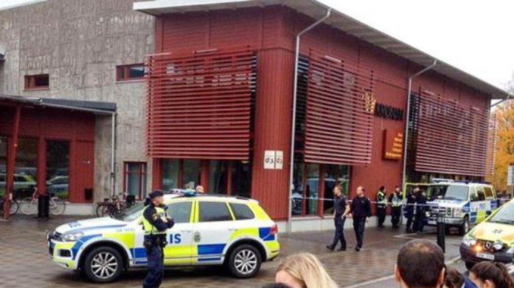 В Швеции мужчина в школе зарубил мечом 5 человек