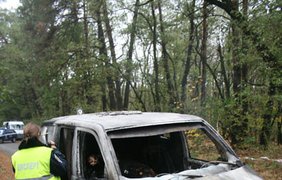 Под Чергиговом сгорел служебный автомобиль одного из банков. Фото УМВД в Черниговской области