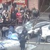В России автомобиль передавил людей на остановке (видео)