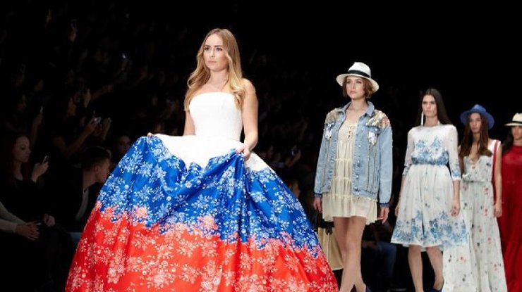 Дочь Навки прошлась по подиуму в платье цвета российского флага
