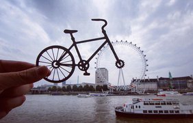 Лондонский глаз превратился в велосипед с помощью листа бумаги и ножниц.