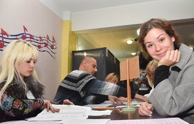 Мария Гайдар пришла на выборы с мужем. Фото: Максим Войтенко