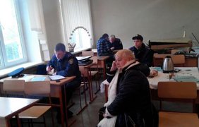В Хмельницком избирателям выдают по два бюллетеня (фото)