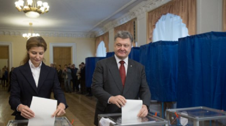 Петр Порошенко пришел на выборы вместе с женой