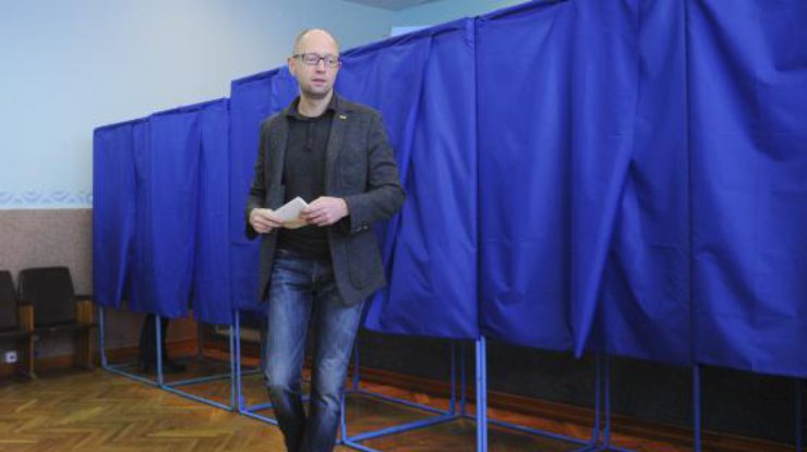 Премьер-министр Арсений Яценюк проголосовал в Киеве