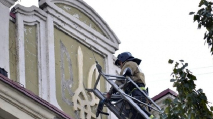 Со здания сбивают греб Украины