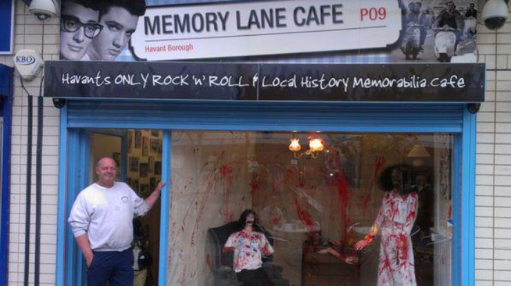Кровавая сцена возмутила жителей спокойного британского города Хавант. Фото: Solent News