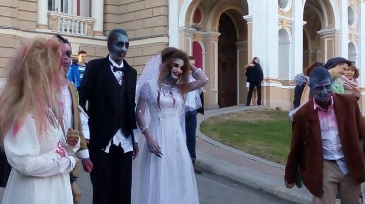 В Одессе пара зомби шокировала прохожих