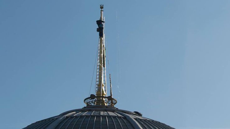 Звезду на здании парламента заменили гербом. Фото Владимира Гройсмана