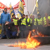 Под Кабмином жгли шины, протестуя против тарифов