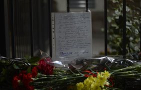 Украинцы приносят цветы к посольству России