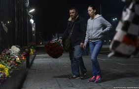 Украинцы приносят цветы к посольству России