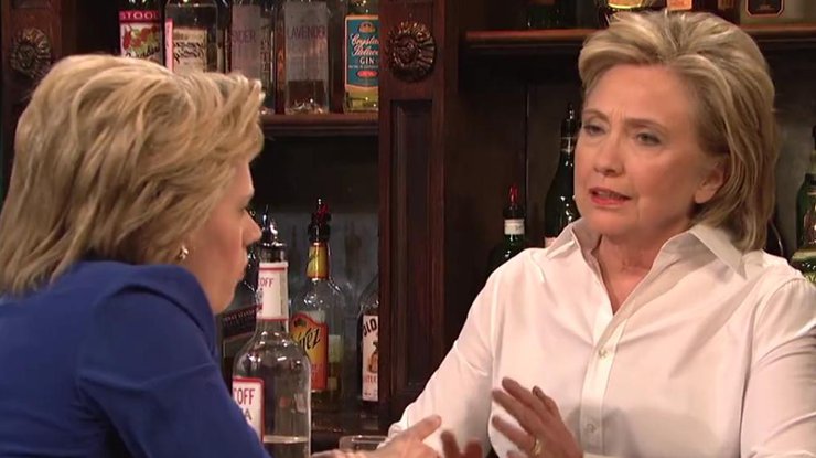 Хиллари Клинтон поработала барменом. Кадр из видео