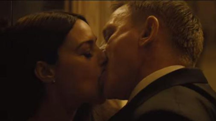 В новом клипе на саундтрек "Бонда 2015" показаны первые эротические сцены