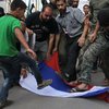 В Сирии протестующие в ярости растоптали флаг России