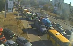 Автомобили остановились на мосту Патона в Киеве. Фото сообщества "Троещина ВК"