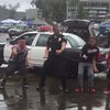 В США танцующий полицейский собирал с детьми деньги (видео)
