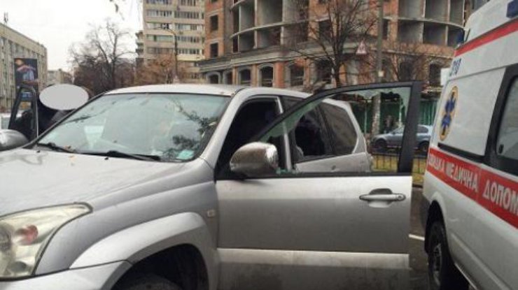 Двое мужчин на авто разбили окно внедорожника потерпевшего.