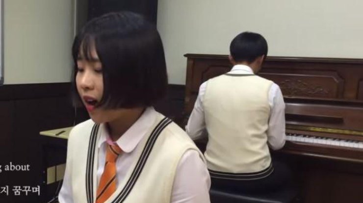 Школьница из Кореи перепела хит Адель. Кадр из видео