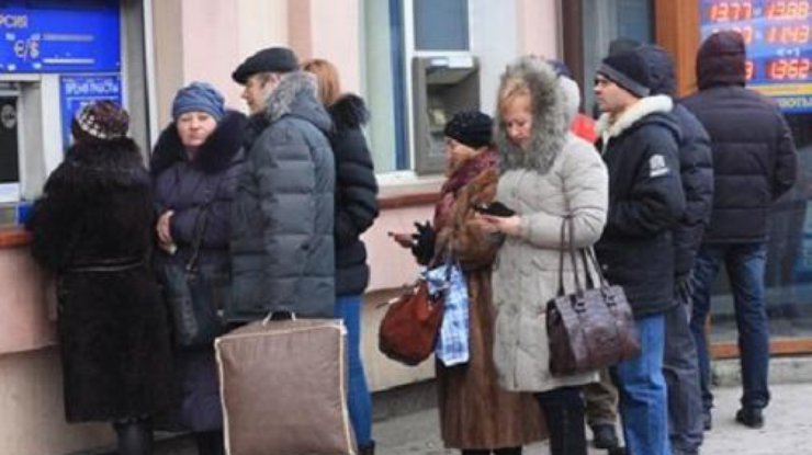 Украинцы сдают валюту и скупают гривны