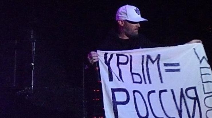 В России солист Limp Bizkit выступил плакатом "Крым = Россия"