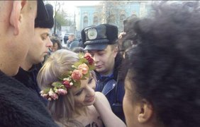 Активистки Femen разделись перед депутатами Рады. Фото "Громадське"