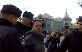 Активистки Femen разделись перед депутатами Рады. Фото "Громадське"