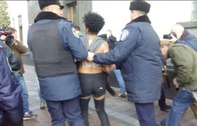 Активистки Femen разделись перед депутатами Рады. Фото "Обозреватель"