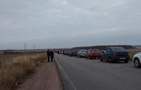 На блокпостах Донбасса образовались многокилометровые очереди. Соцсети