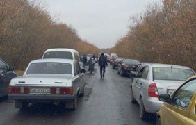 На блокпостах Донбасса образовались многокилометровые очереди. Соцсети