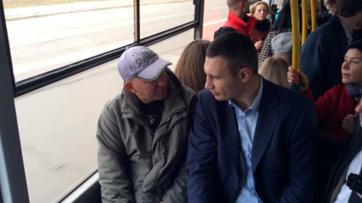 Кличко проехался в автобусе нового маршрута. Фото пресс-служба УДАР