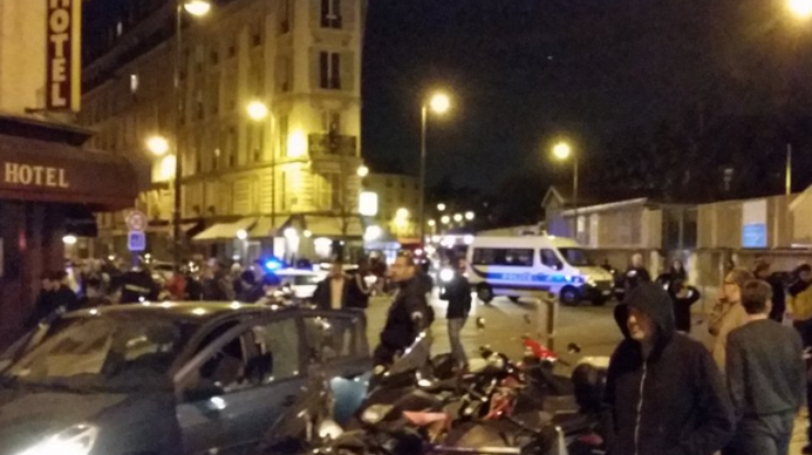 Теракты в Париже сопровождаются стрельбой из автомата на улицах