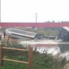 Во Франции скоростной поезд упал в реку: есть жертвы (фото, видео)