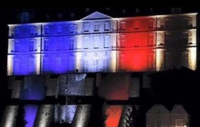 Известные сооружения окрасили в цвет флага Франции