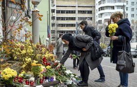 Киевляне несут цветы к посольству Франции в Украине
