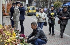 Киевляне несут цветы к посольству Франции в Украине