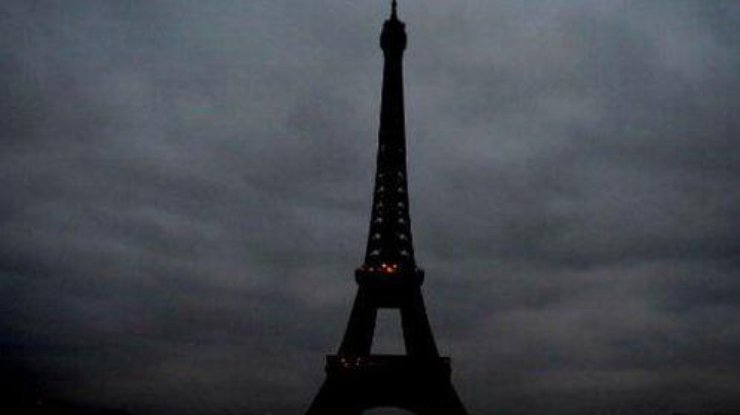 Эйфелевая башня погрузилась в мрак в честь погибших в терактах в Париже. Фото: @heralldeparis