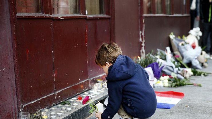 Маленький мальчик принес цветы во Франции в память о жертвах теракта 