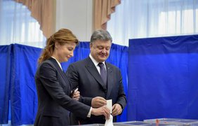 Петр Порошенко голосовал с супругой