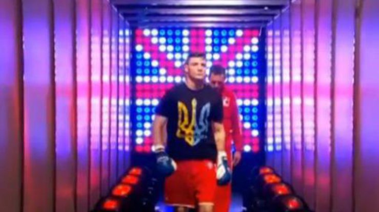 Боксер из Великобритании вышел на ринг в футболке с гербом Украины