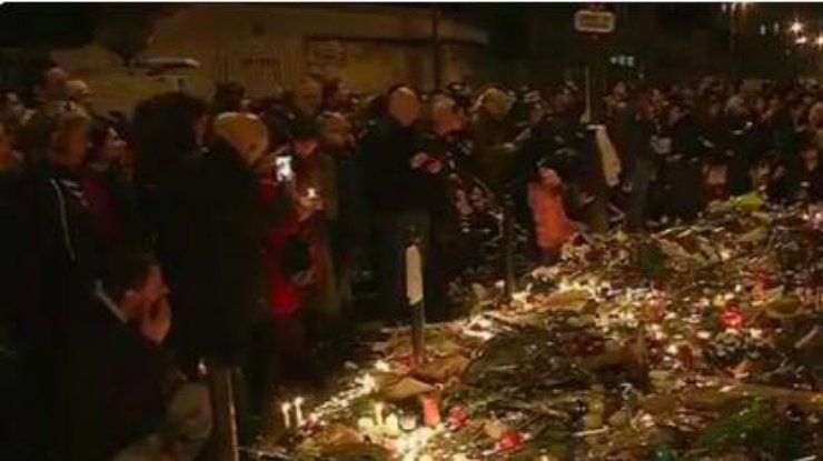 Люди в панике топтались по свечам и цветам в память о жертвах терактов 13 ноября 