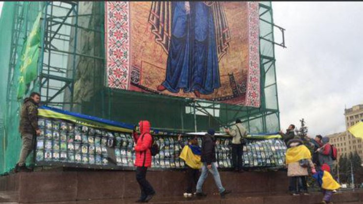 В Харькове на месте памятника Ленину вывесили баннер с погибшими бойцами