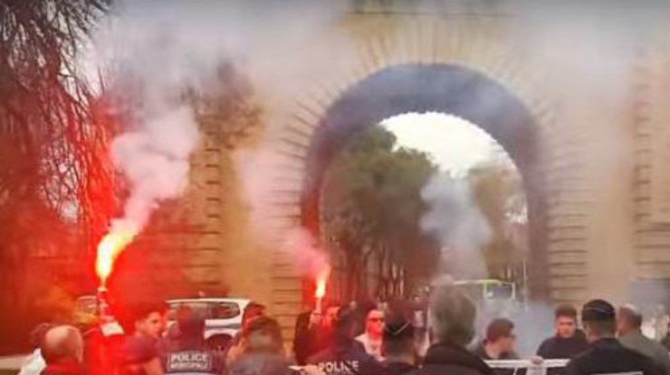 В Париже радикалы зажгли фаеры и кричали на участников мирной акции. Кадр из видео