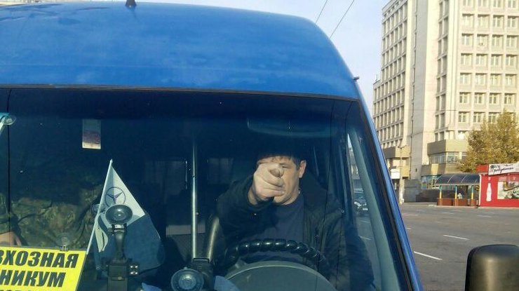 В Запорожье водитель маршрутки показал дулю военному в ответ на просьбу подвезти бесплатно